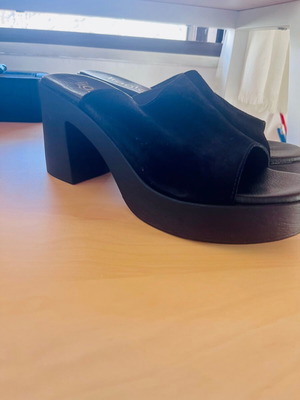 Μαύρα platform mules Liglo σαν καινούργια, μέγεθος 40, suede