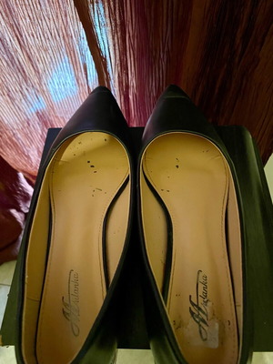 Women's low black pumps used, size 40