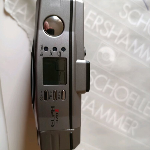 Canon ELPH-Z ADVANTIX camera like new with case