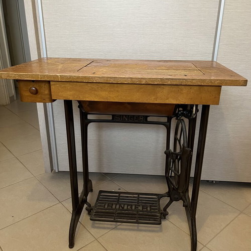 Singer Class15 Vintage Sewing Machine Used With Wooden Table