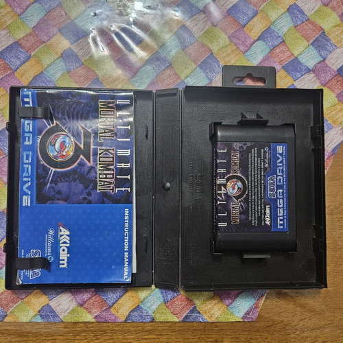 Mega Drive Ultimate Mortal Kombat 3 game like new with manual