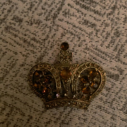 Crown-shaped pin like new