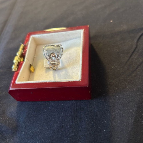 Silver 925 ring with white stones like new