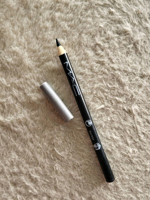 Mac black eye pencil like new with Aloe Vera and Vitamin E