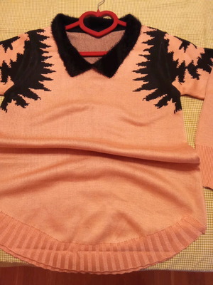 Winter blouse pink new with black pattern and fur collar S/M
