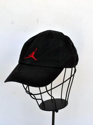 Jordan μαύρο καπέλο baseball με κεντημένο logo μεταχειρισμένο, ρυθμιζόμενο