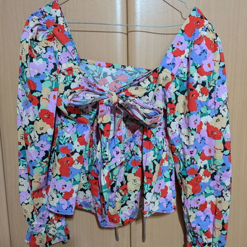 Only floral top like new, size medium, multicolor
