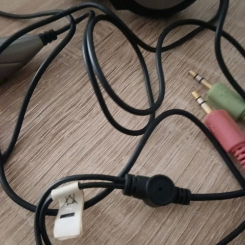 Genius wired headphones used with microphone