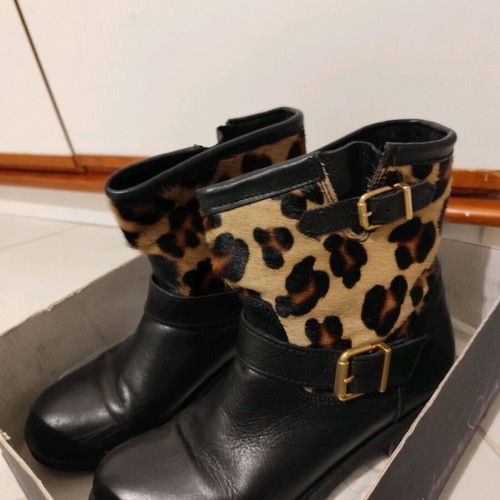 Leather short boots tiger print like new, size 39, black and brown