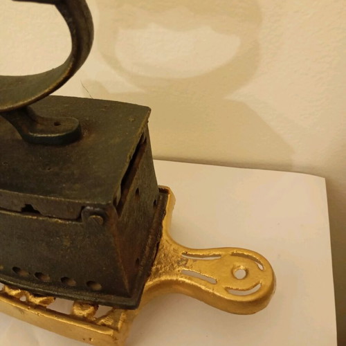 Σίδερο με κάρβουνα εποχής 1920 με βάση από αντιμόνιο