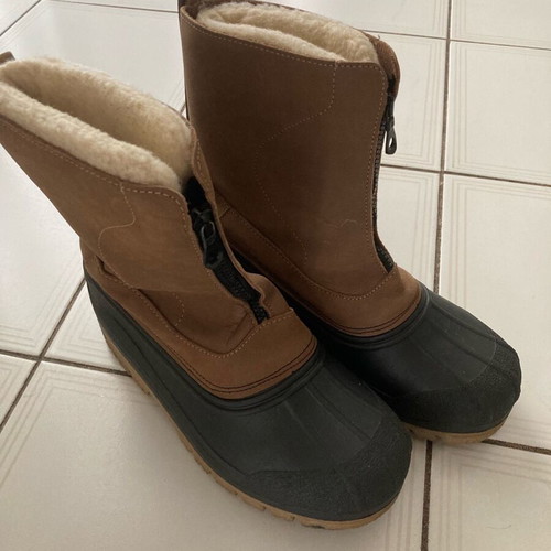 Boots for tough conditions with removable fur lining and reinforcement