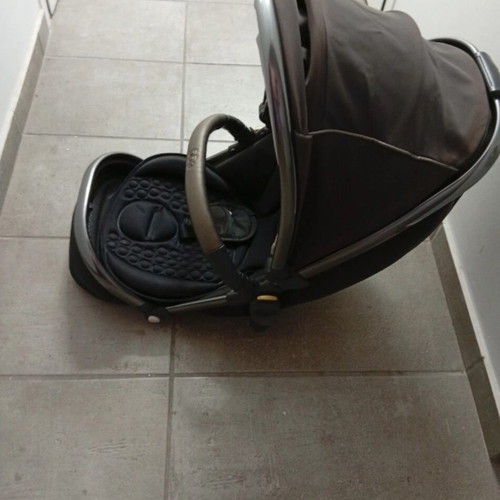 Egg 2 in 1 stroller and carrycot like new with detachable luggage and cup holder