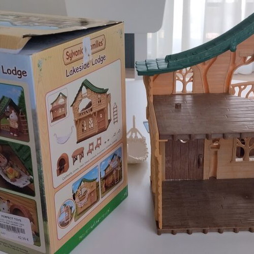 Sylvanian Families Lakeside Lodge dollhouse