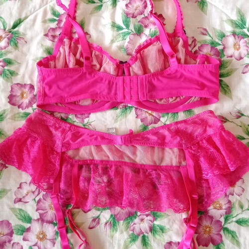 Victoria's Secret set XL fuchsia with full coverage bra 38D and garters