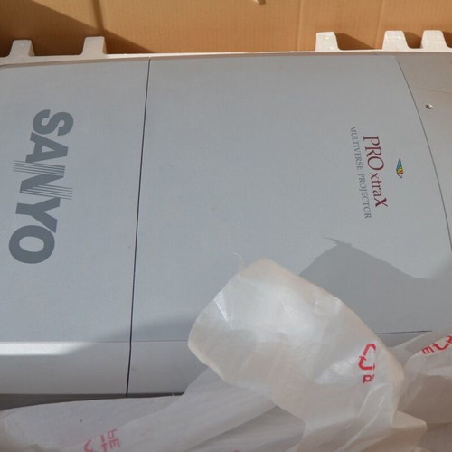 Προβολέας Sanyo καινούργιος, πολύ μεγάλος για επιφάνειες