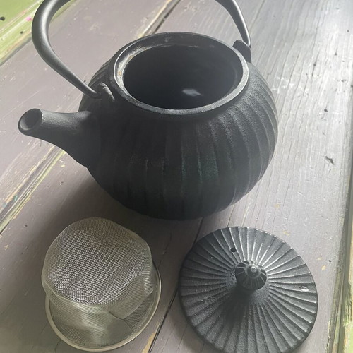 Teapot like new with strainer, minor external marks