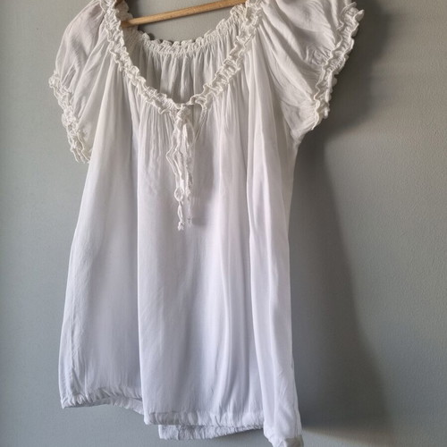 Blouse with decorative gathers, like new, size S, white