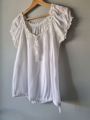Blouse with decorative gathers, like new, size S, white