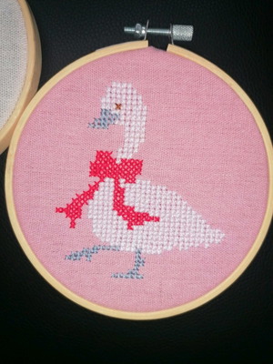 Πασχαλινό κεντητό καδράκι χειροποίητο σε τελάρο 13 εκ. σε ροζ καμβά