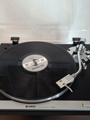 Yamaha YP-B2B turntable like new in factory condition