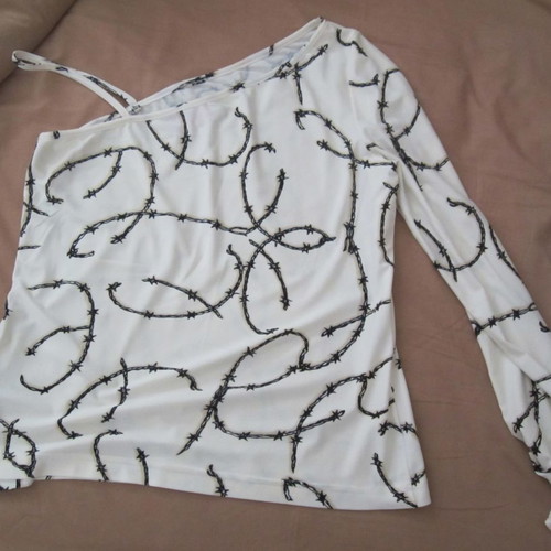 Blouse with one shoulder used, size medium