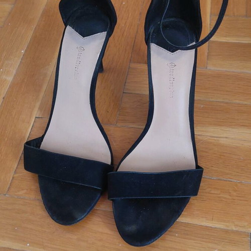 Black sandals used, size 37, 8cm heel Stradivarius