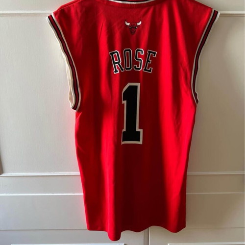 Chicago Bulls Derrick Rose jersey like new, Small loose fit