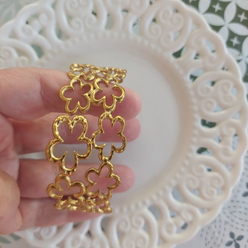 Flower bracelet, gold color