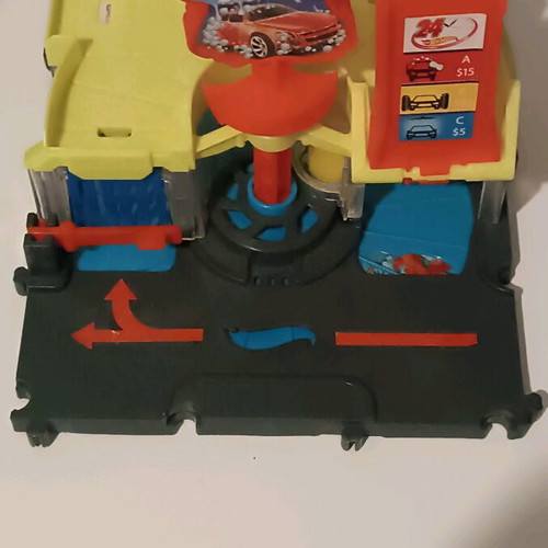 Hot Wheels Car Wash like new with two cars