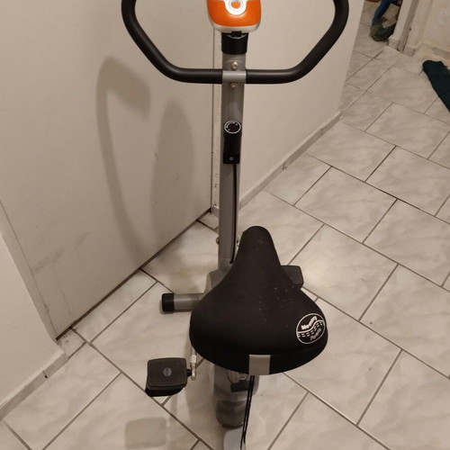Stationary Exercise Bike like new with computer tracking time speed distance calories and pulse
