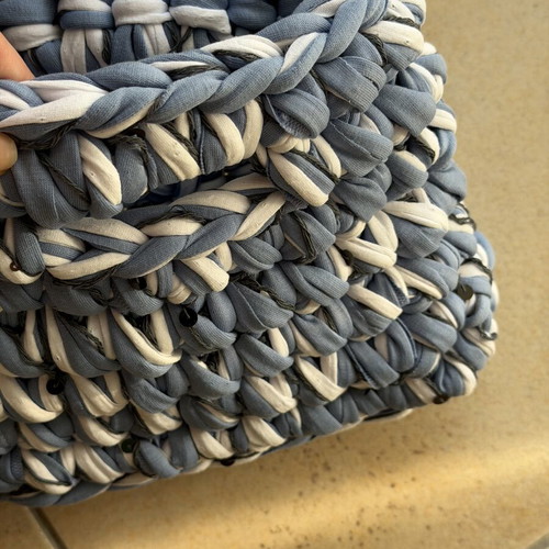 Small knitted handbag, white and blue
