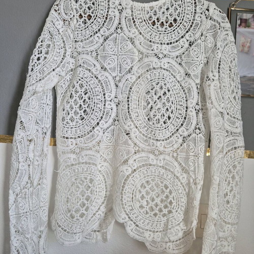 Lace top like new, size Small, white, long-sleeve with zipper