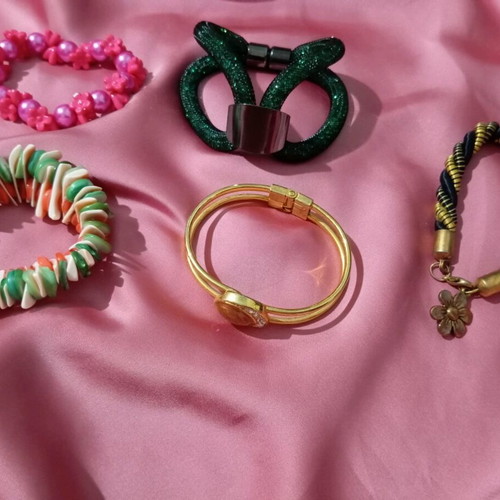 Bracelets like new, pack of 5 multicolored