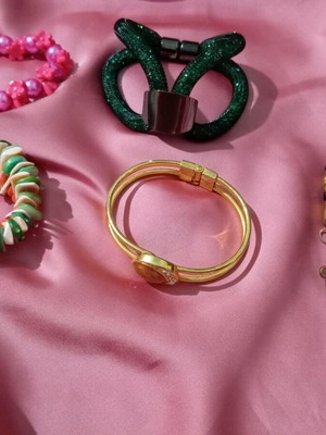 Bracelets like new, pack of 5 multicolored