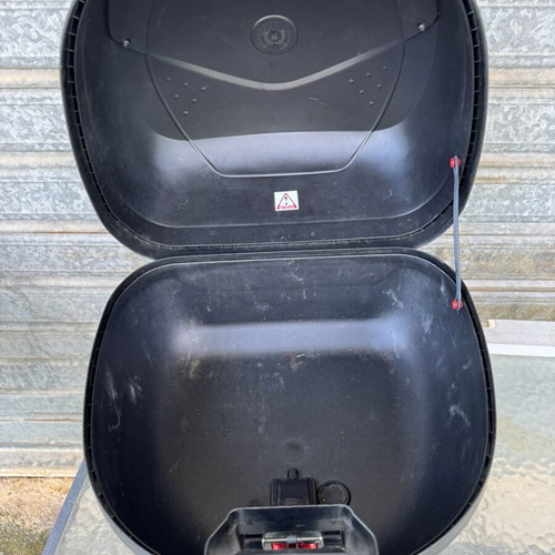 Givi Top Case with Base and Key like new, fits one helmet