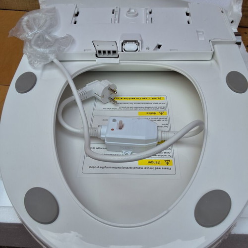 Smart toilet seat with bidet and heater