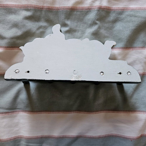 Wooden wall hanger like new with 5 hooks and cat motif