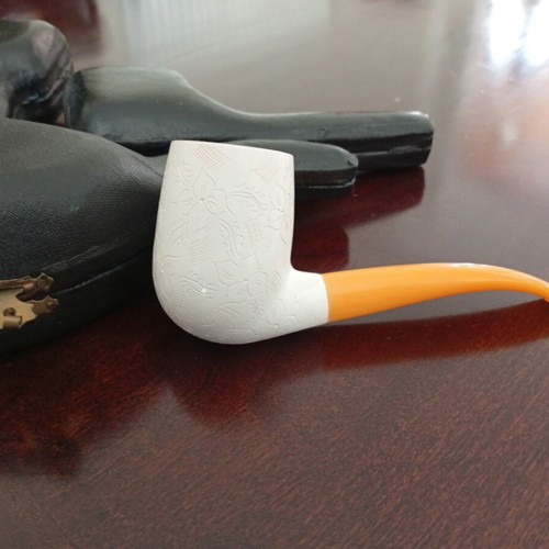 Meerschaum pipe new, hand-carved with floral design