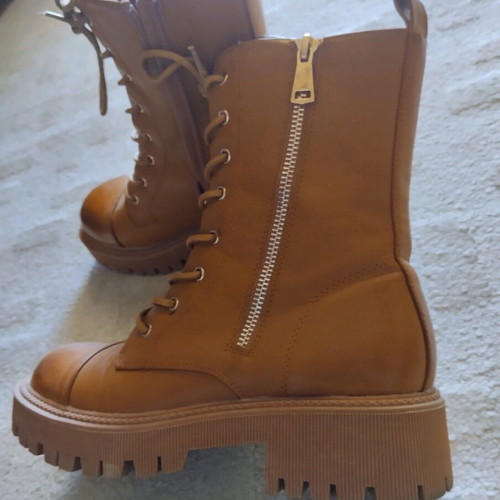 Women's boots like new, size 39, brown tan with zipper and laces