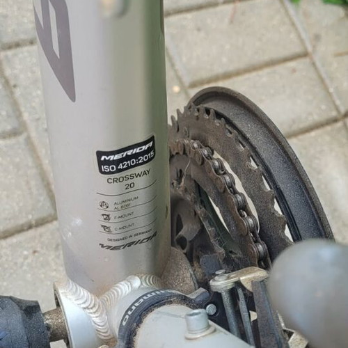 Merida Crossway 20-D cross trekking bike like new with pump and helmet
