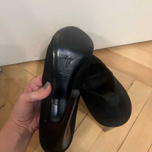 Giuseppe Zanotti pumps size 40 like new, black