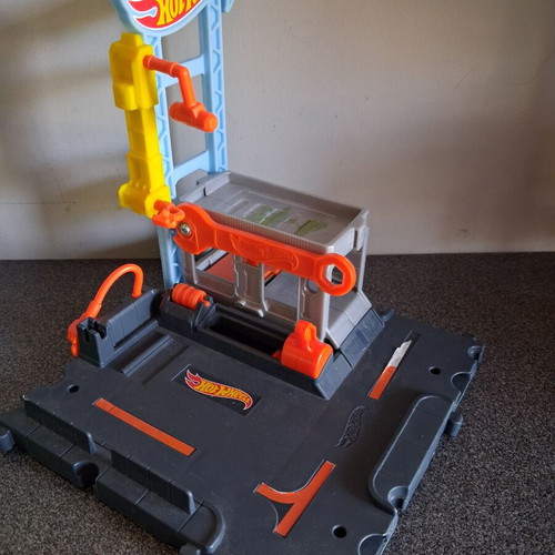 Hot Wheels City playset like new with Stunt Garage and Downtown Tune Up Shop