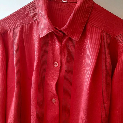 Shirt red like new, sizes L and XL