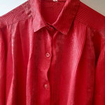 Shirt red like new, sizes L and XL