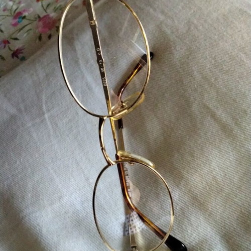 Vintage Italian Oval Metal Eyeglasses like new, gold color