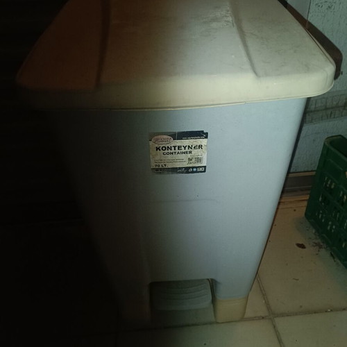 Planet 70L pedal bin used, plastic trash can