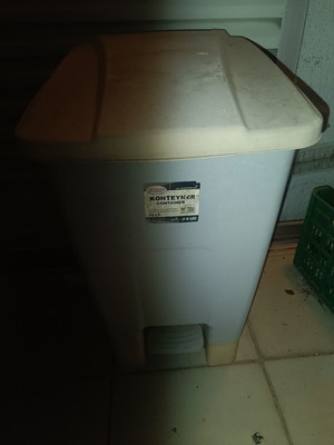 Planet 70L pedal bin used, plastic trash can