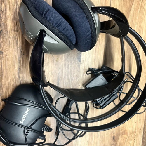 Philips SHC2000 wireless headphones like new with transmitter base