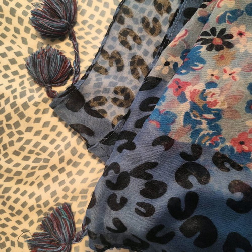 Scarf like new with leopard and floral gray pattern