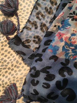Scarf like new with leopard and floral gray pattern